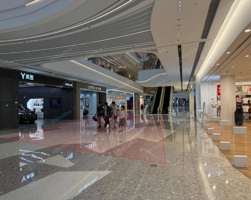 龙湖上海奉贤天街 - 一楼岚图门口连廊