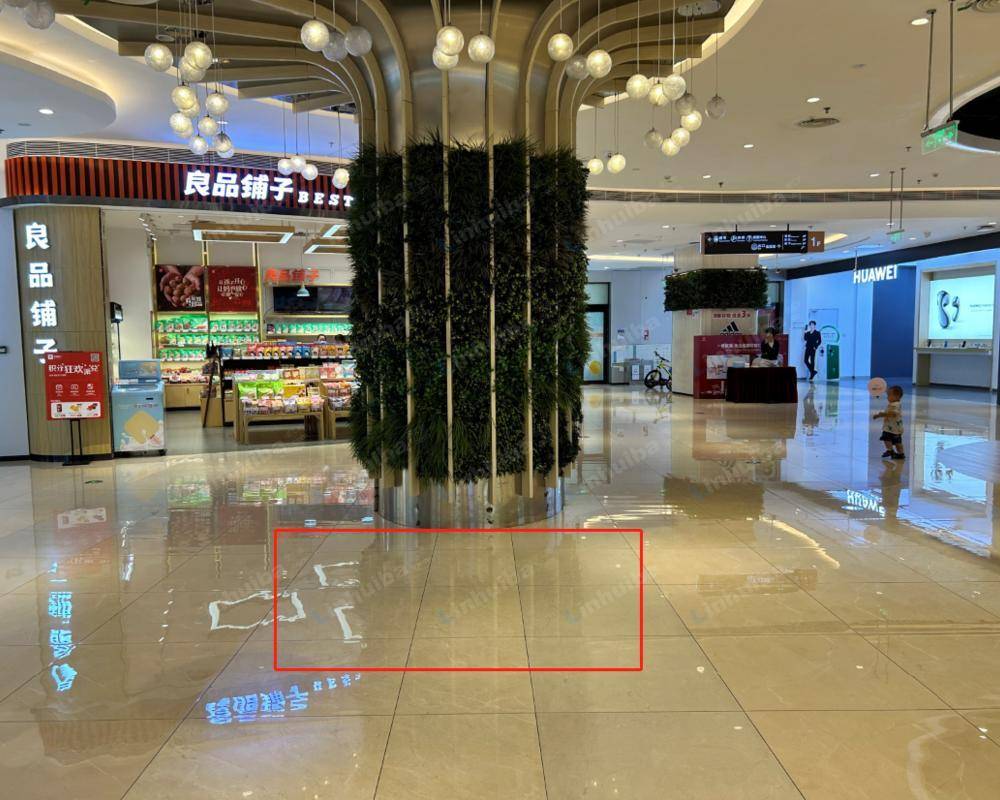 深圳福永天虹购物中心 - 一楼中庭扶梯旁柱子