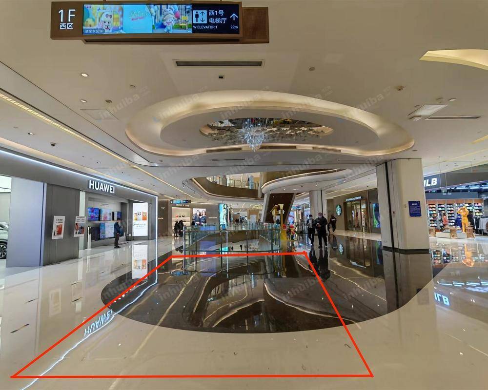 北京长楹天街购物中心 - 西区一层华为店铺前