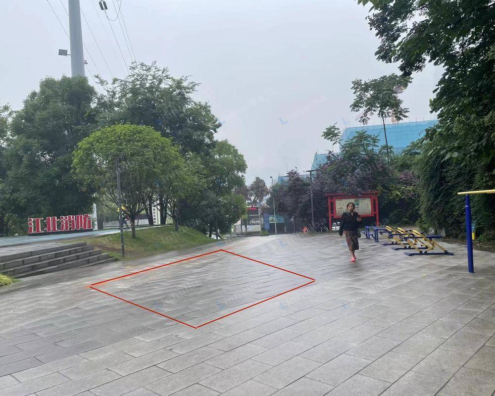 重庆大水井文化体育公园 - 健身器材旁