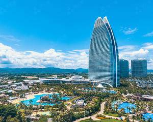 水世界造浪池边