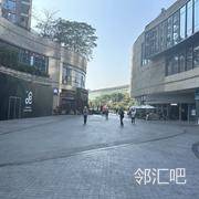 一楼鲜语 gaga 门口广场