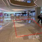 一楼中心中庭旁楼梯口