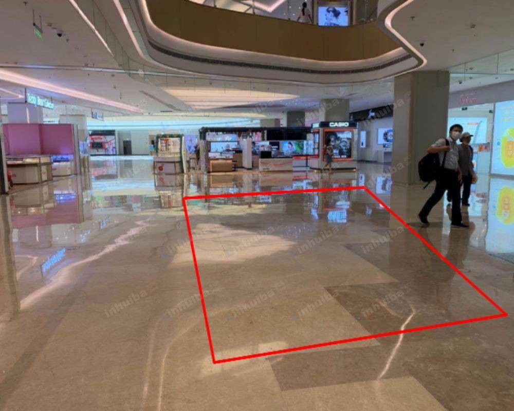 上海九亭金地广场 - 一楼中心中庭旁楼梯口