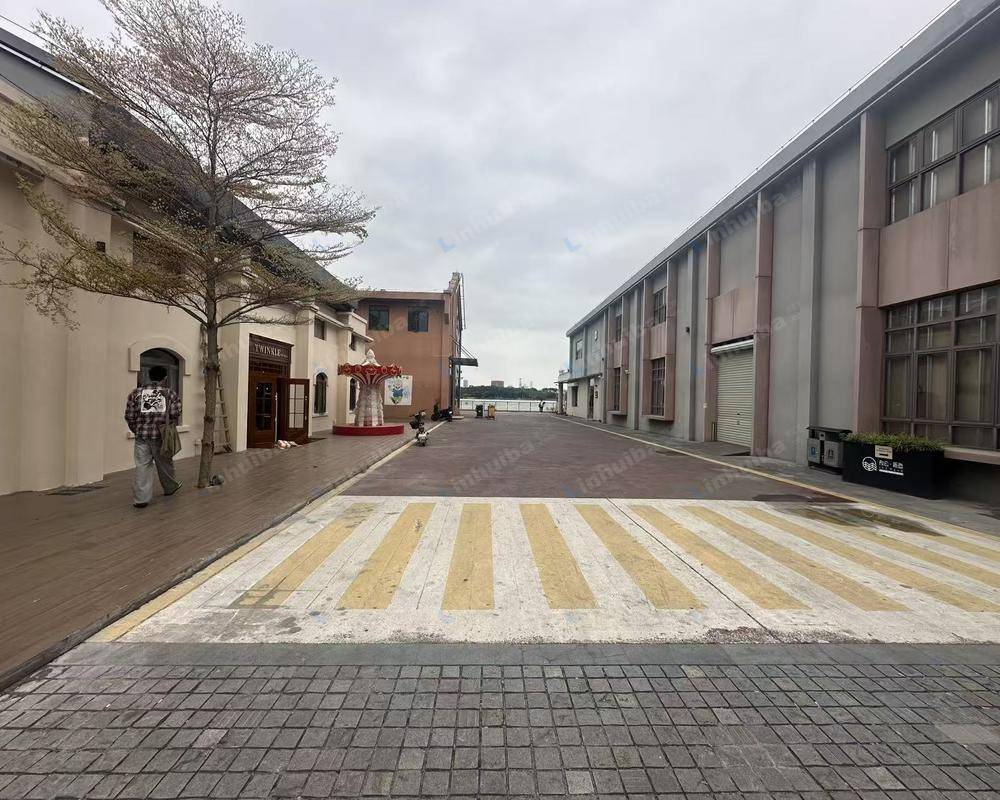 广州良仓新造创意园 - 江边广场