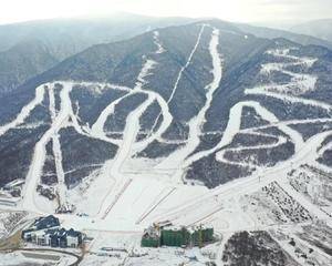 一层雪场入口广场