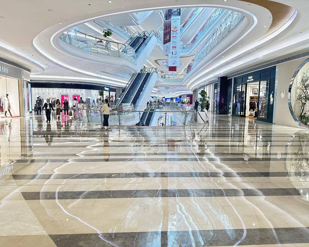 深圳前海壹方城 - 一楼BEBE门前