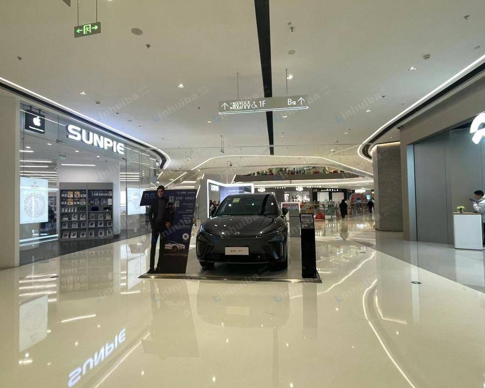 龙湖重庆公园天街 - A馆一层蔚来门口