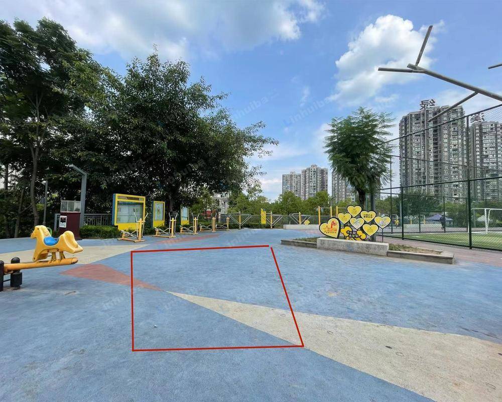 重庆卢家岗体育文化公园 - 足球场旁