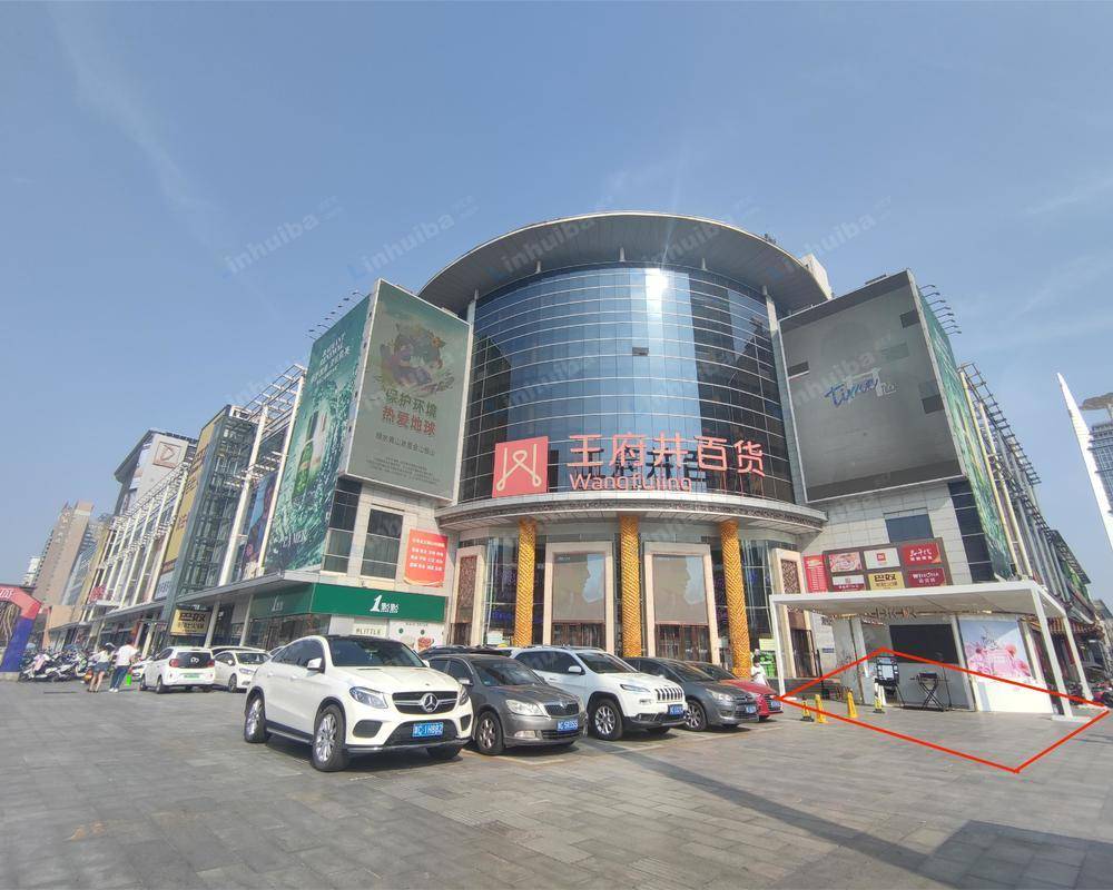 洛阳王府井百货西工店 - 外广场