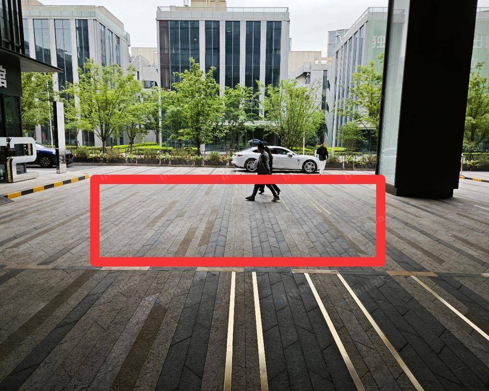 上海虹桥万创中心 - 出入口小广场