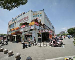 一楼超市小广场