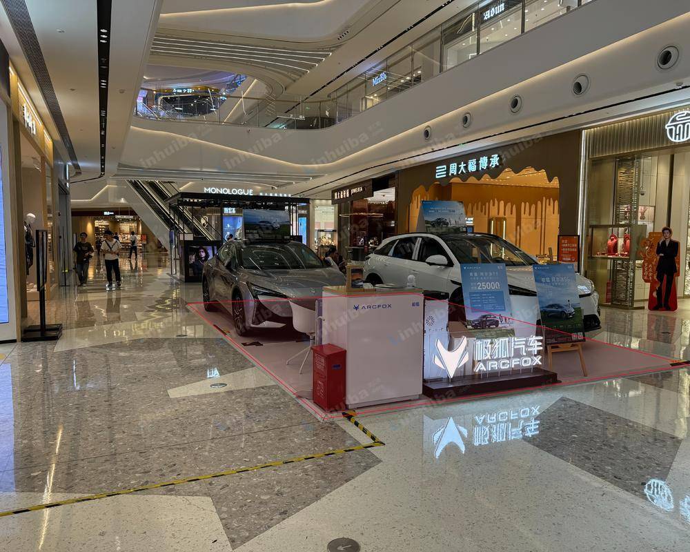 龙湖上海奉贤天街 - 一楼周大福门口连廊