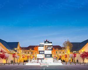 一层PRADA店铺前外广场